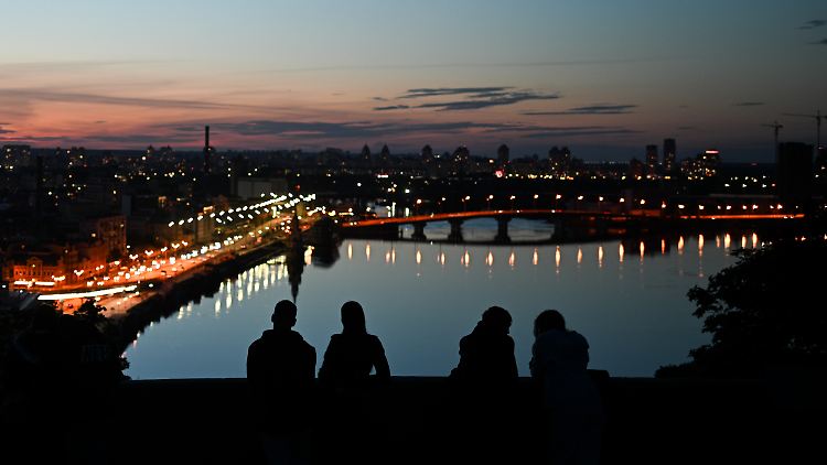 Die Idylle trügt: abendlicher Blick in Kiew auf den Dnipro.