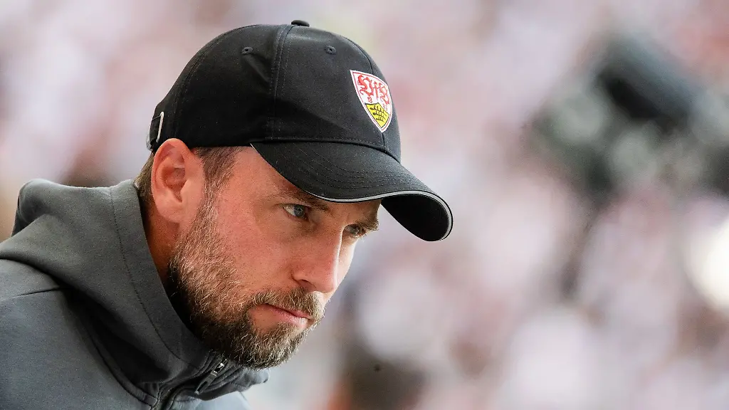 Stuttgarts-Trainer-Sebastian-Hoeness-steht-vor-Spielbeginn-auf-dem-Spielfeld
