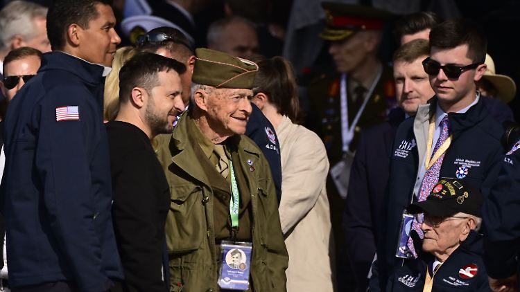 Zu den D-Day-Feierlichkeiten in der Normandie am Donnerstag kam auch der ukrainische Präsident Selenskyj - hier mit Veteranen der "Operation Overlord".