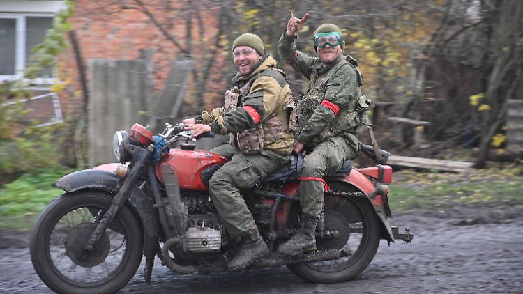 Russische Kämpfer mit Motorrad in der Ukraine. 