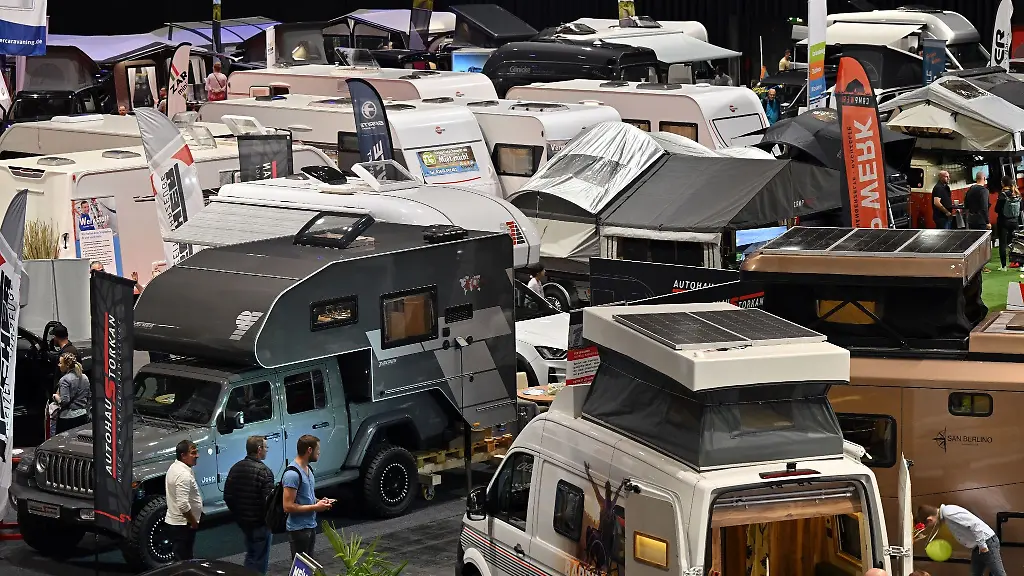 Verschiedene-Wohnmobile-und-Wohnwagen-sind-auf-der-Messe-Reisen-und-Caravan-in-der-Messe-Erfurt-ausgestellt