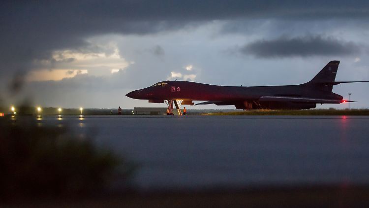 Ein US-Jet vom Typ Rockwell B-1. Der Langstreckenbomber kann auch mit Nuklearwaffen bestückt werden. 