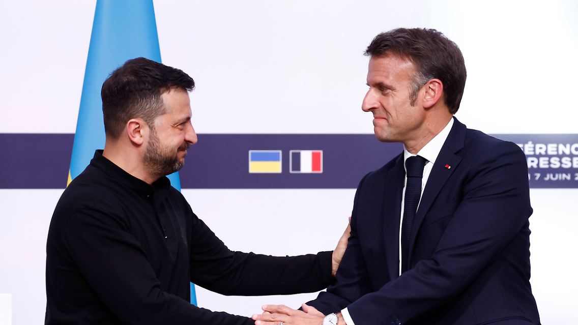 Macron (r.) und sein ukrainischer Amtskollege Selenskyj bei der gemeinsamen Pressekonferenz in Paris.