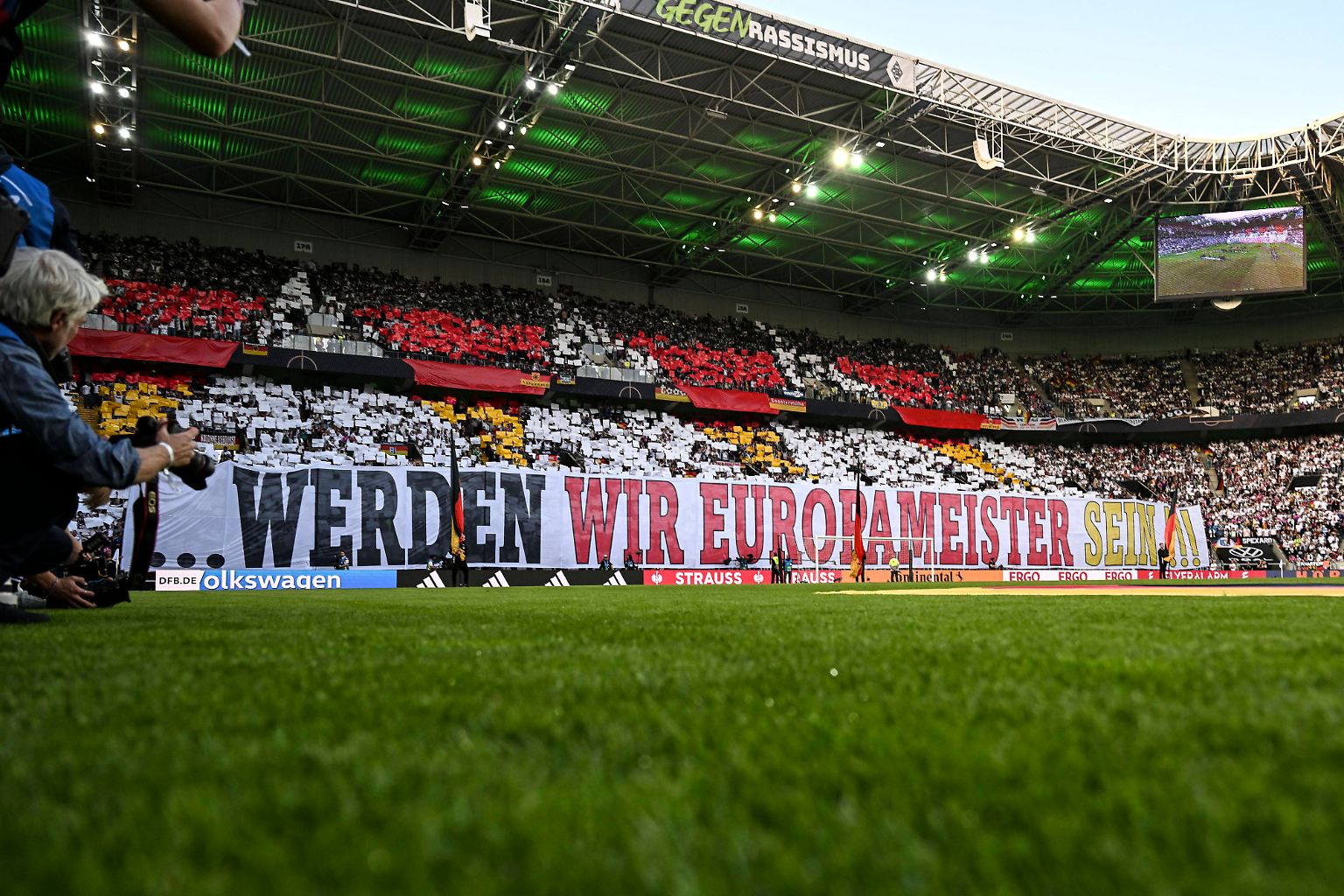 In Mönchengladbach tritt die DFB-Elf zur Generalprobe vor der Heim-EM an. Bei den Fans herrscht Euphorie...