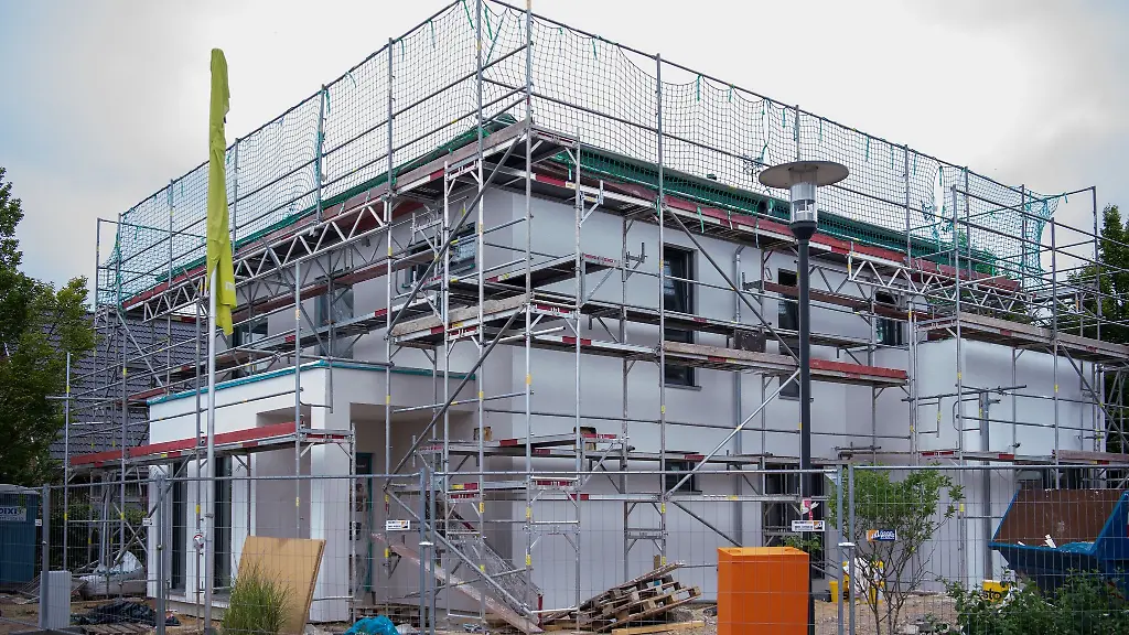 Baugenehmigungen-verfallen-nach-einer-gewissen-Zeit-Bei-einem-Baustopp-muss-unter-Umstaenden-eine-neue-beantragt-werden-Um-das-zu-vermeiden-sollte-der-Bauantrag-erst-gestellt-werden-wenn-der-Baubeginn-feststeht