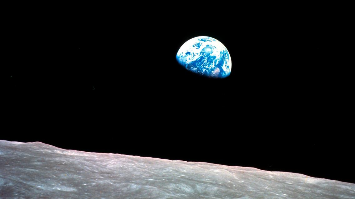 Das Foto "Earthrise": Im Vordergrund ist der Mond und im Hintergrund die Erde zu sehen.