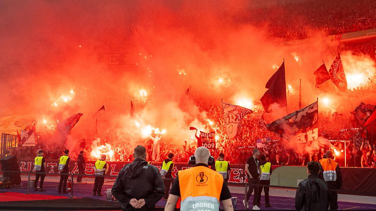 Szenen wie beim DFB-Pokalfinale will man bei der EM vermeiden, plant aber dennoch eine Eröffnungsfeier, die ein falsches Signal senden könnte.