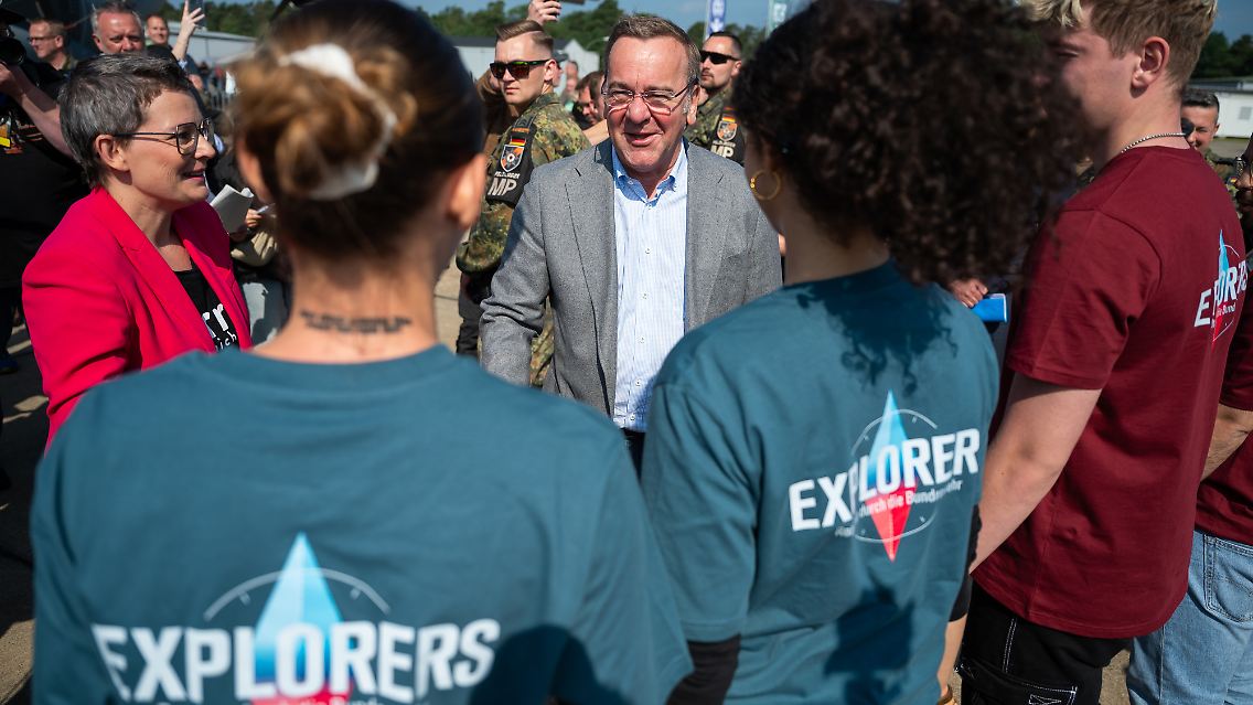 Verteidigungsminister Pistorius spricht beim Tag der Bundeswehr mit Influencern, die Werbung für die Truppe machen.