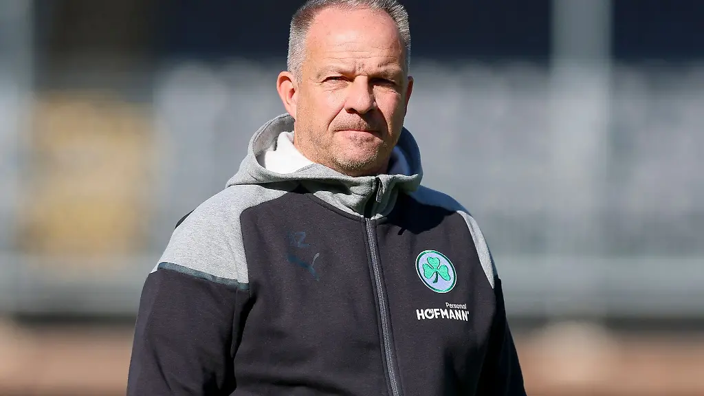 Fuerths-Trainer-Alexander-Zorniger-vor-dem-Spiel