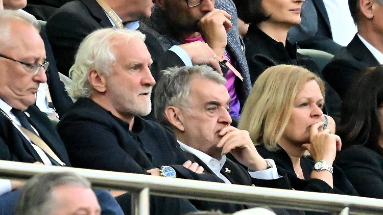 Bundesinnenministerin Nancy Faeser schaute das DFB-Spiel gegen Griechenland im Stadion mit DFB-Sportdirektor Rudi Völler (links) und Herbert Reul, Innenminister von Nordrhein-Westfalen.