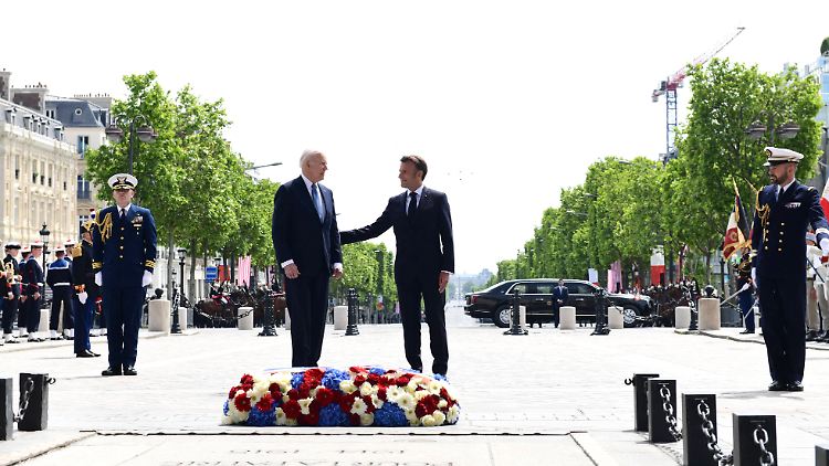 Biden und Macron zusammen in Paris. 