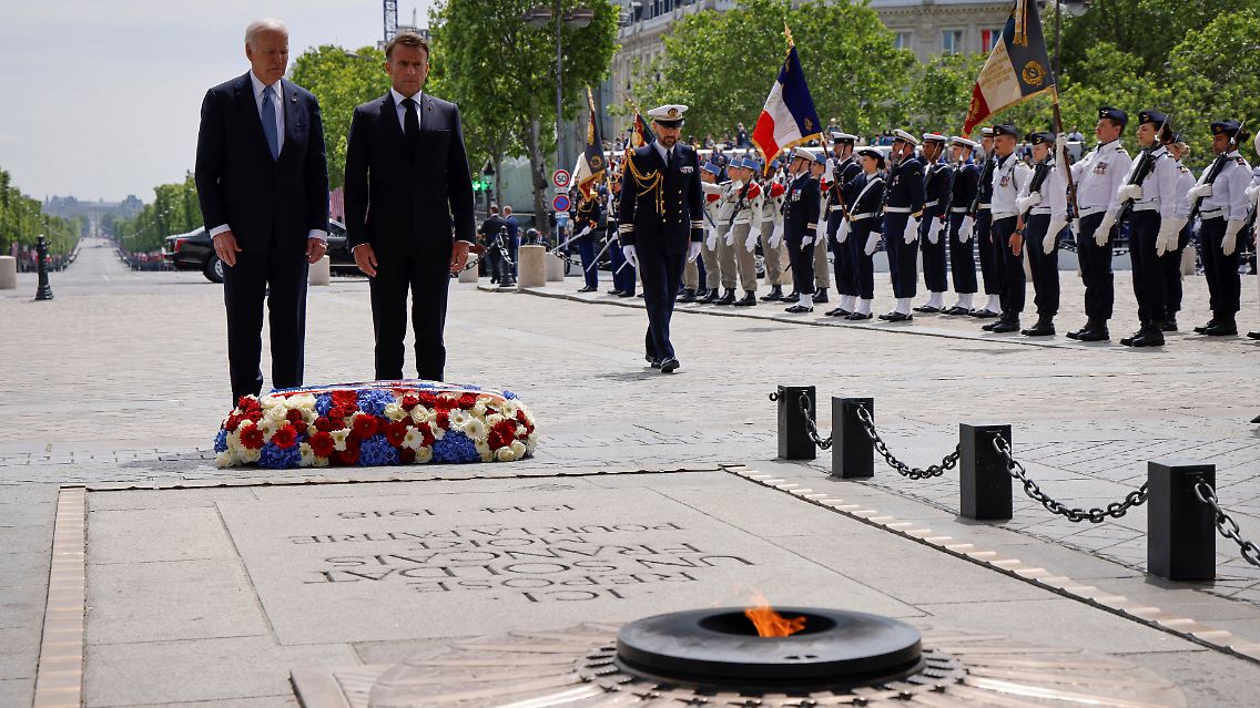 Am Pariser Triumphbogen legen die Präsidenten einen Kranz am Grabmal des unbekannten Soldaten nieder. Zuvor nahm Biden an den Gedenkfeiern zum 80. Jahrestag der Landung der Alliierten in der Normandie teil.