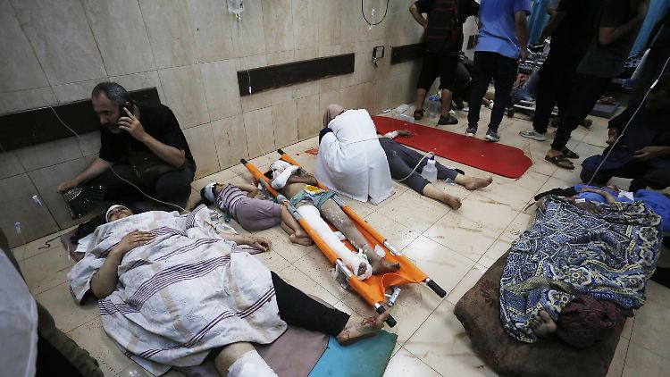 Im Al-Aksa-Krankenhaus von Deir al-Balah soll angesichts der hunderten teils schwer Verletzten völliges Chaos ausgebrochen sein. 
