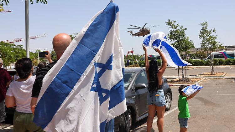 Israelis jubeln einem Militärhubschrauber zu, der eine der befreiten Geiseln ins Sheba-Krankenhaus bringt. 