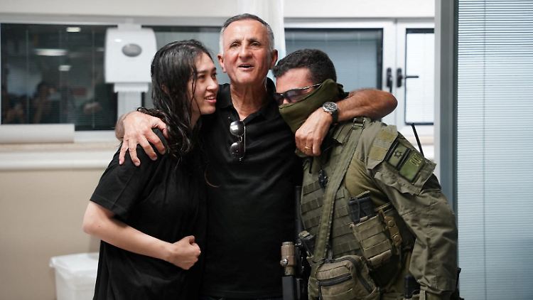 "Es gibt keine Armee wie diese auf der Welt", sagt Yakov Argamani und umarmt einen Soldaten gleich mit. 
