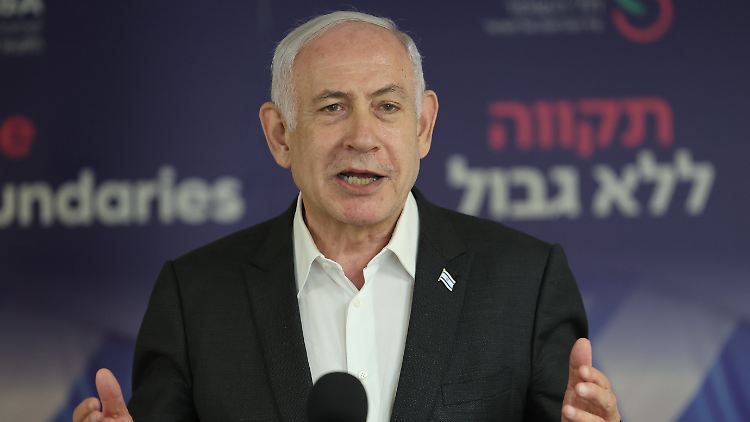 Israels Premier Netanjahu gibt zur Geiselbefreiung eine Pressekonferenz. 