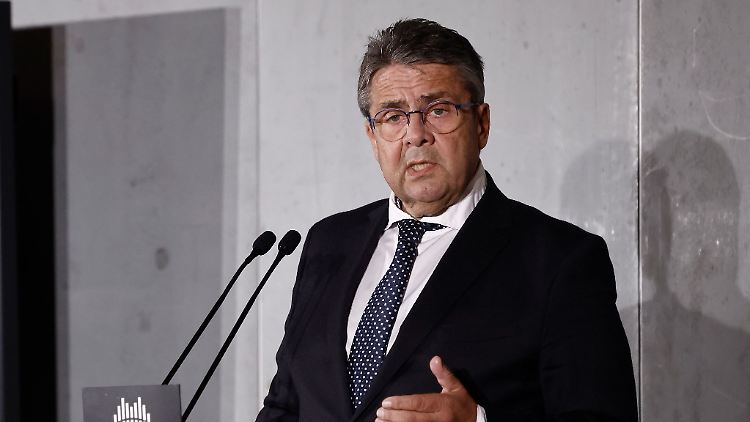 Scholz solle "Verhandlungen selbst mit den Taliban versuchen", um Abschiebungen nach Afghanistan zu ermöglichen, schrieb Gabriel in der Bild-Zeitung.