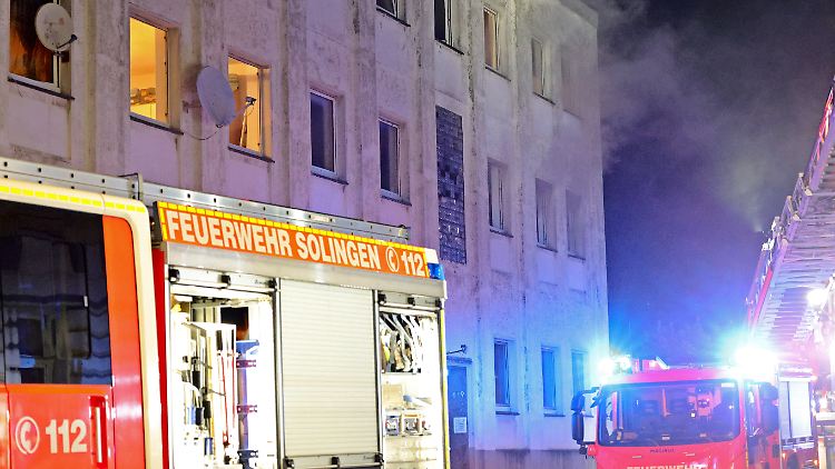 Zwölf Menschen mussten nach der Rettung aus dem brennenden Haus ins Krankenhaus.