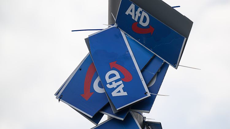 Nicht nur Wahlplakate, auch die Vertreter der AfD selbst werden zum Ziel von Angriffen.