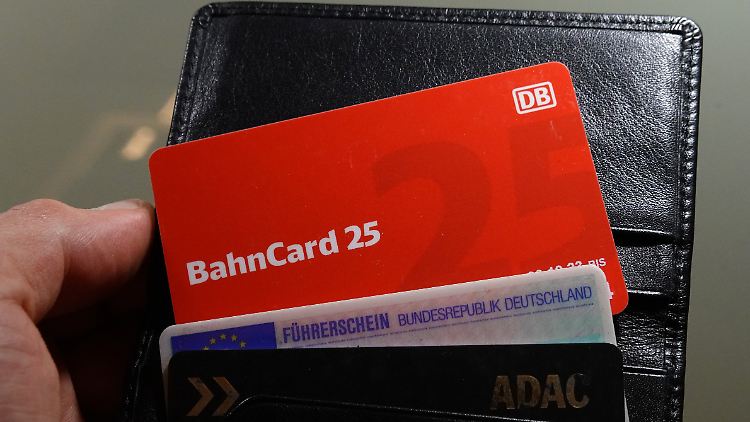 Dürften immer seltener in Geldbeuteln auftauchen: die Bahncards der Deutschen Bahn.