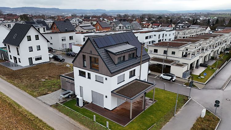 Das Heizen mit Gas könnte bald wieder deutlich teurer werden, wie die Wärmepumpen-Branche vorrechnet.