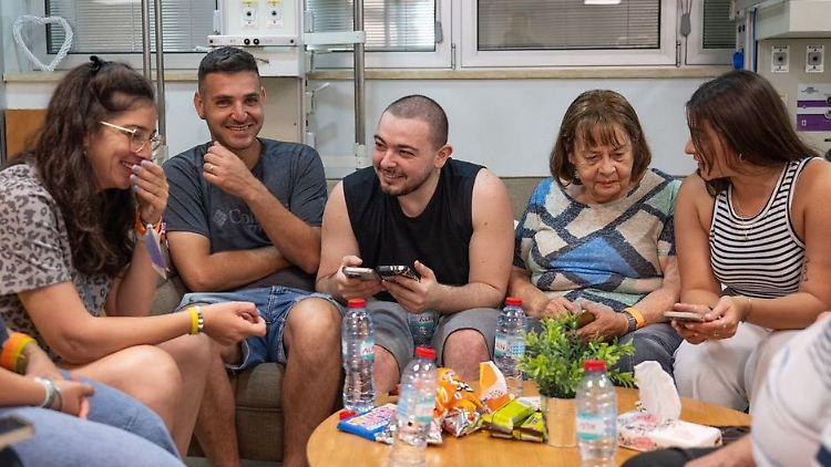 Almog Meir-Jan (m.) im Kreise seiner Familie nach der Befreiung.