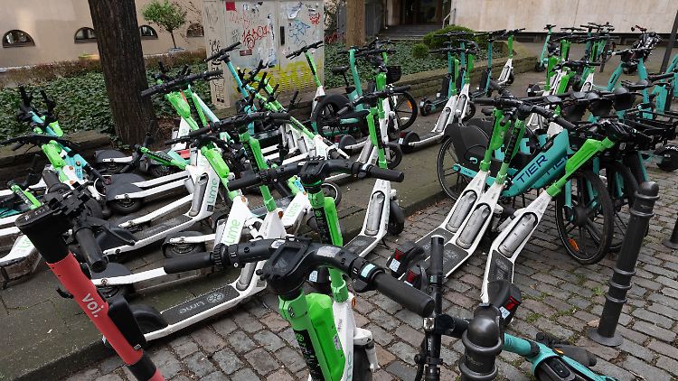 E-Scooter zieren nach fünf Jahren die Straßenbilder vieler Städte. Zunehmend steigen aber Einschränkungen und Verbote.