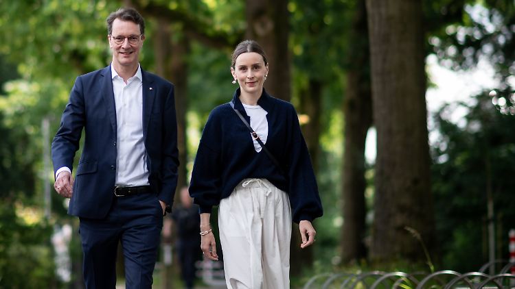 "Alle Ministerpräsidenten haben die Regierungserfahrung und auch die Fähigkeit zur Kanzlerkandidatur", sagt Wüst. Auf dem Bild mit seiner Ehefrau Katharina. 