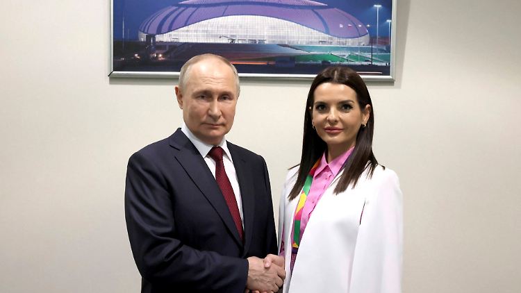 Gagausiens Regierungschefin Evghenia Gutul und Putin schütteln sich bei einem Treffen im März die Hände.