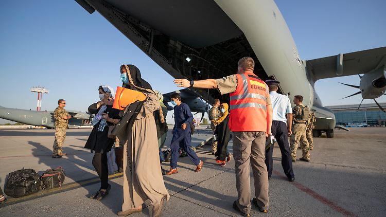 Flüchtlinge aus Afghanistan erreichen nach dem Fall Kabuls 2021 Deutschland. Kritiker warfen der Bundesregierung damals vor, viele Ortskräfte im Stich gelassen zu haben. 