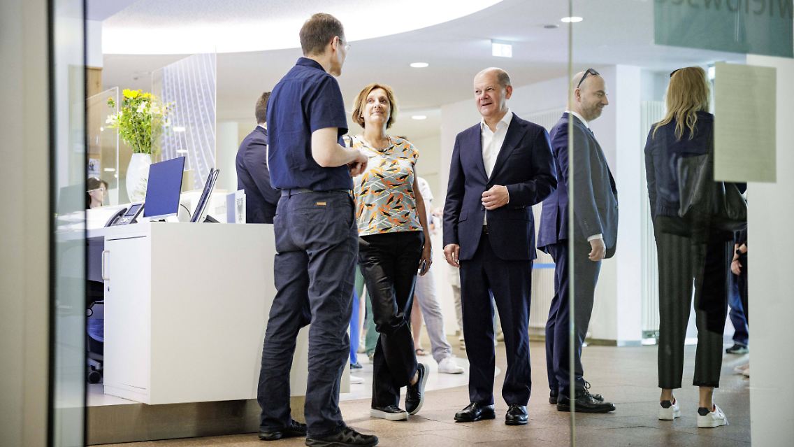 Olaf Scholz und Britta Ernst stehen in ihrem Wahllokal in Potsam in der Schlange.