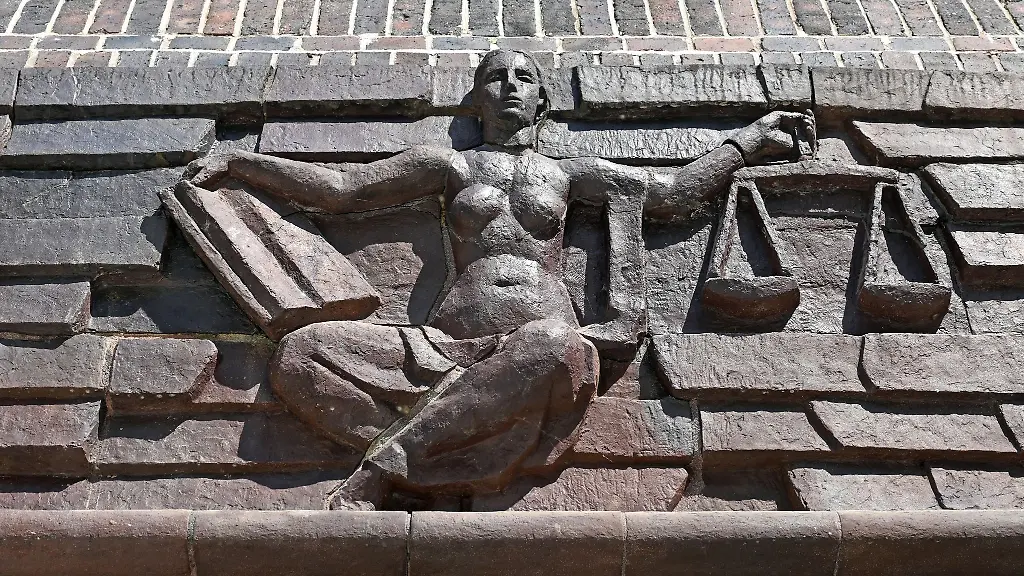 Blick-auf-die-Justitia-ueber-dem-Eingang-eines-Landgerichts