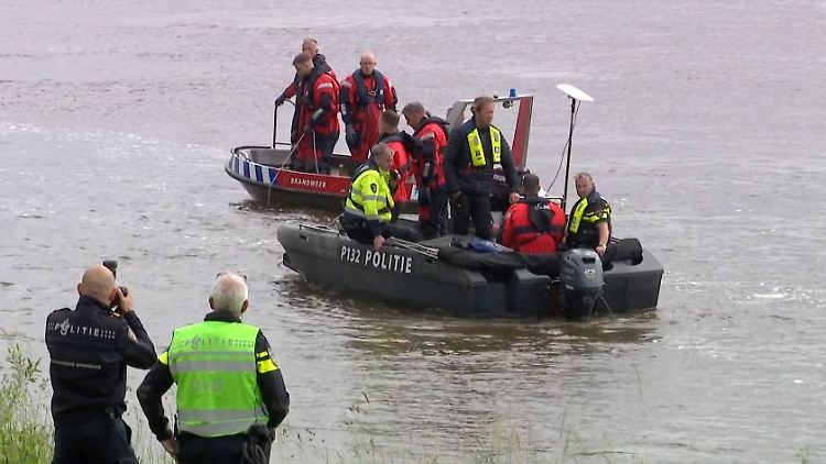 Die Rettungskräfte suchten auch mit Tauchern nach den Vermissten.