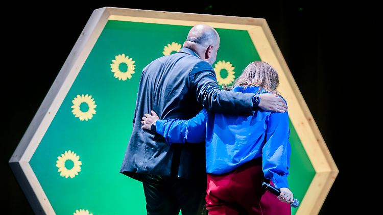 Bitterer Abgang: Die Grünen-Chefs Nouripour und Lang auf der Wahlparty ihrer Partei.