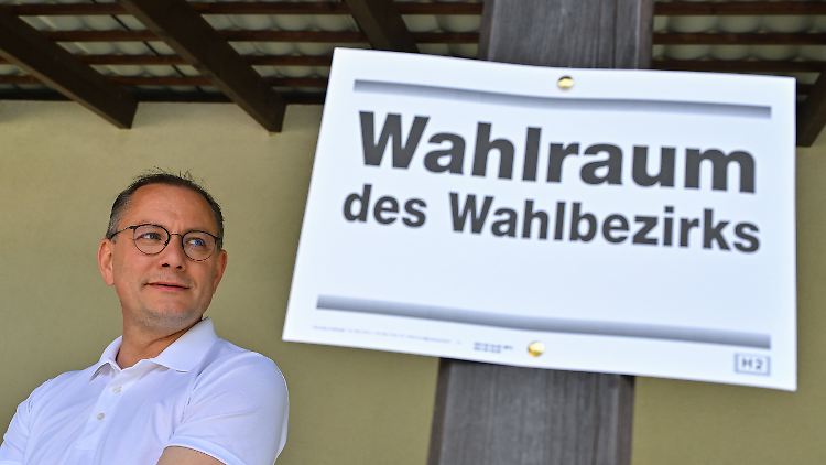 AfD-Chef Tino Chrupalla vor der Stimmabgabe im ostsächsischen Gablenz.