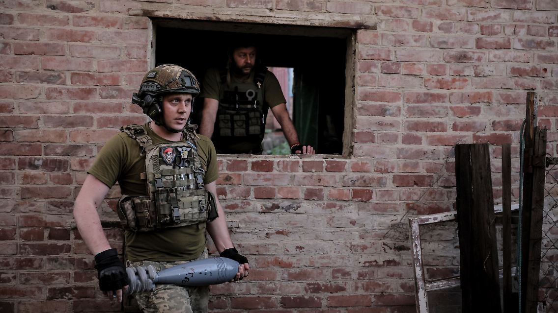Ukrainische Soldaten bereiten sich auf den Abschuss eines 120-mm-Mörsers auf eine russische Stellung an der Frontlinie an einem nicht genannten Ort in der Region Donezk vor.