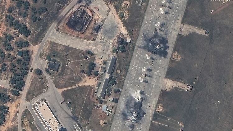 Dieses Satellitenbild zeigt zerstörte MiG31-Kampfflugzeuge und ein kaputtes Treibstofflager nach einem Angriff auf den Luftwaffenstützpunkt Belbek auf der Krim.