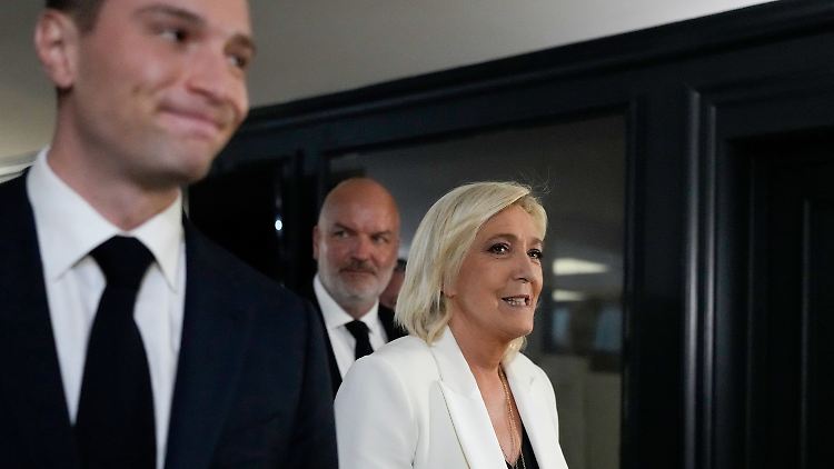 Marine Le Pen (rechts) und Parteipräsident Jordan Bardella (links) sind nach dem Wahlsieg guter Dinge.