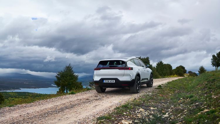 Durchgehende Leuchtbänder im Heckbereich sind schwer in Mode. Daher bekommt der Polestar 3 auch eins.