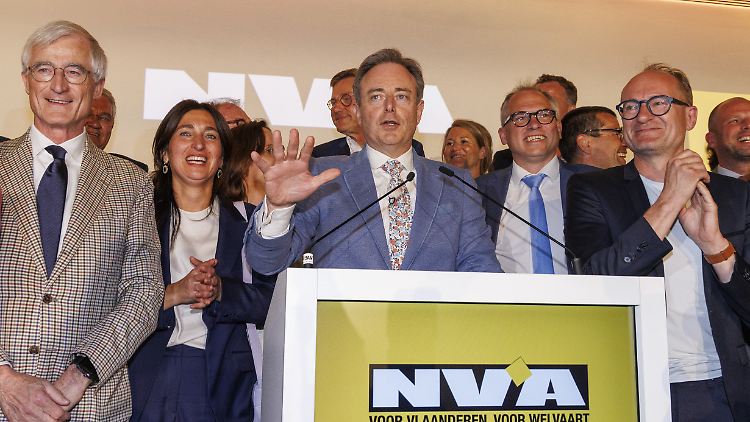 Die N-VA rund um Parteichef Bart de Wever (m.) konnte bei der Wahl leicht zulegen - und ist damit Wahlsieger. 