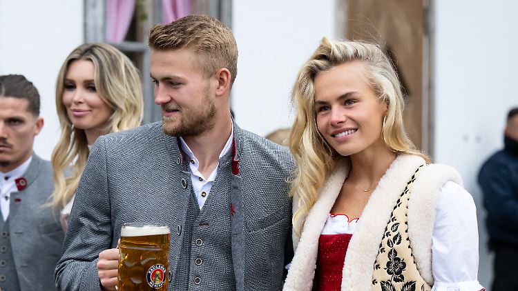 Matthijs de Ligt und Annekee Molenaar geben auch in bayerischer Tracht ein hübsches Paar ab. 