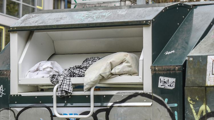 Altkleidercontainer werden oftmals nach Verwertbarem durchsucht oder dienen als Unterschlupf.