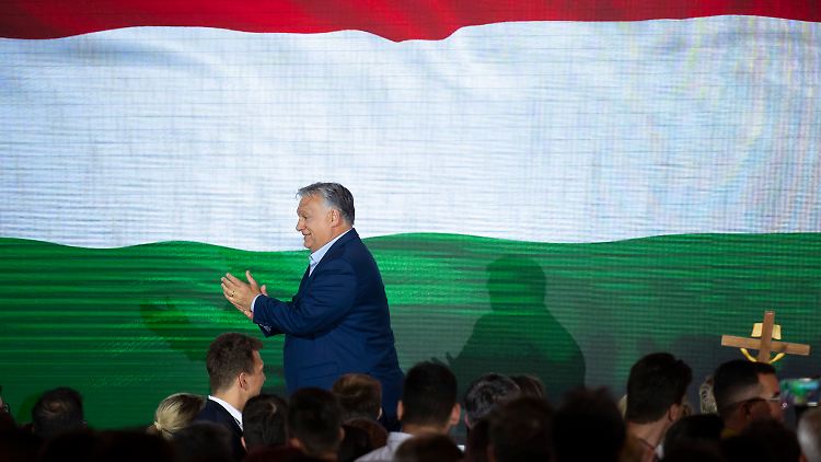 Ministerpräsident Orban klatscht nach Bekanntgabe der Wahlergebnisse. Seine Partei Fidesz bleibt die stärkste politische Kraft in Ungarn. 