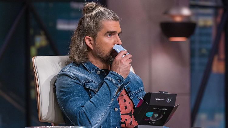 Investor Nils Glagau nimmt duftende Duschkugeln genauer unter die Lupe.