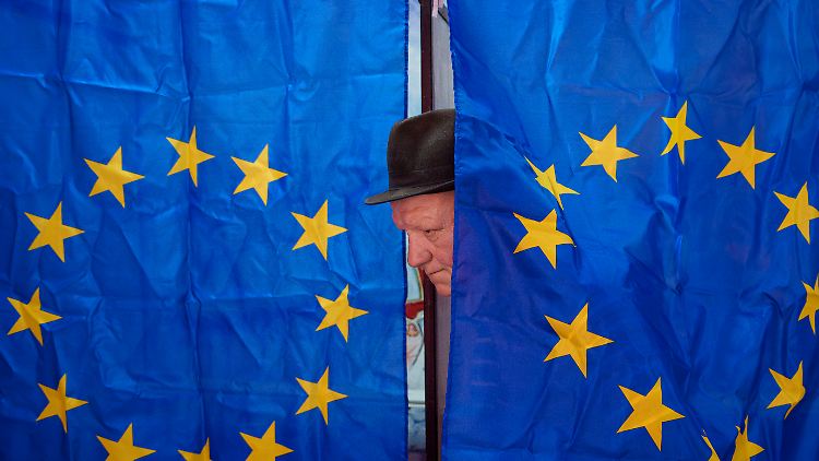 "Wir fordern eine klare Kurskorrektur bei den politischen Prioritäten, damit unsere Wirtschaft im internationalen Wettbewerb bestehen und die grüne Transformation vorantreiben kann." Das Foto zeigt ein Wahllokal.