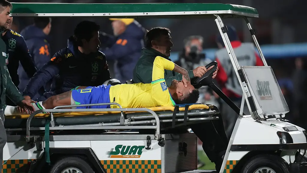 Brasiliens-Neymar-wird-vom-Spielfeld-gefahren-Im-WM-Qualifikationsspiel-in-Uruguay-hat-sich-der-Spieler-das-vordere-Kreuzband-sowie-den-Meniskus-im-linken-Knie-gerissen