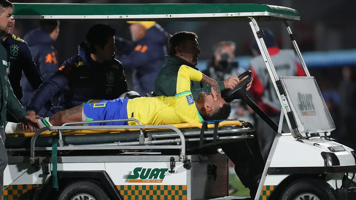 Brasiliens-Neymar-wird-vom-Spielfeld-gefahren-Im-WM-Qualifikationsspiel-in-Uruguay-hat-sich-der-Spieler-das-vordere-Kreuzband-sowie-den-Meniskus-im-linken-Knie-gerissen
