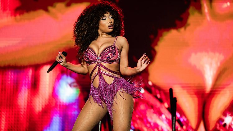 Irgendwas scheint sie zu belasten: Megan Thee Stallion.