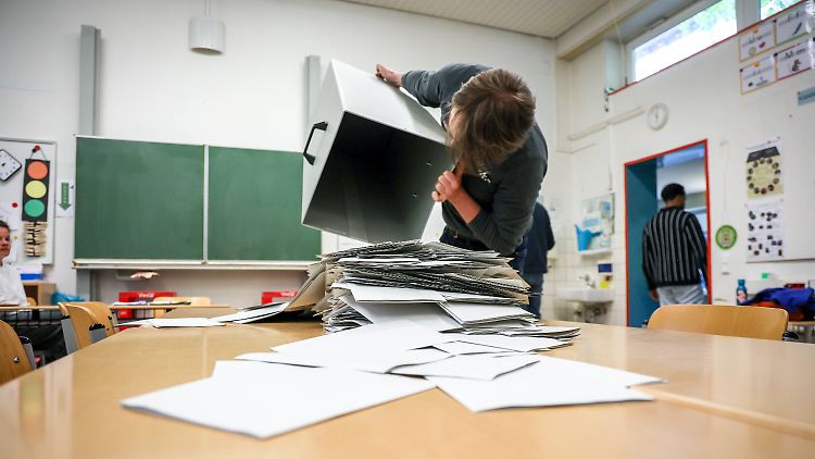 Auszählung in einem Wahlraum in Münster. Das Wahlergebnis in der Stadt fällt vor allem mit Blick auf das Abschneiden der AfD aus dem Rahmen.
