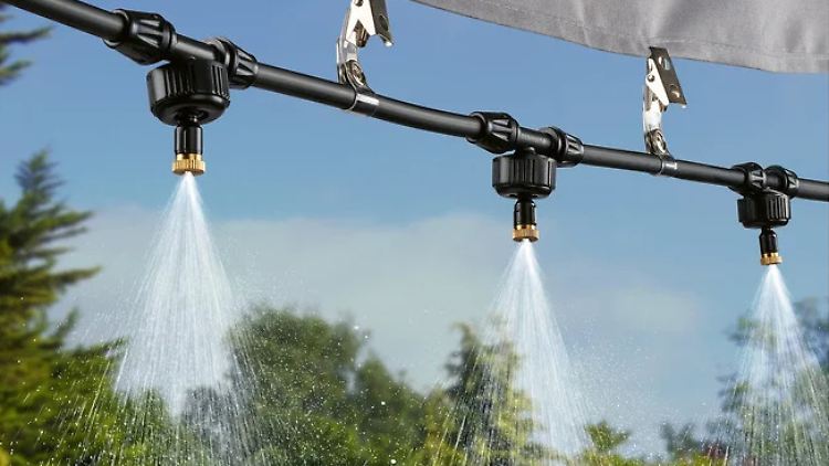Wassernebel-System: Das ist der ultimative Trick an heißen Sommertagen.